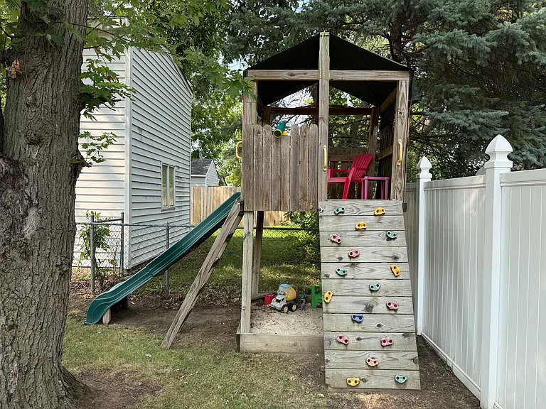 135 S Vermont Ave — Photo 35