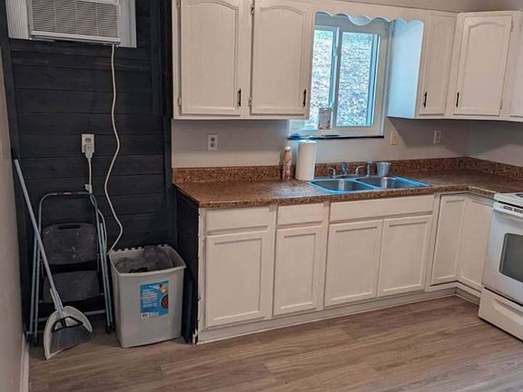 2nd image of 3047 Simpson Rd #1