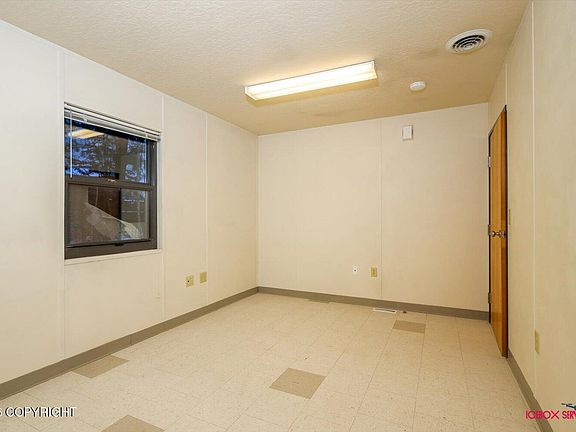 4th image of 860 S Beaver Lake Rd