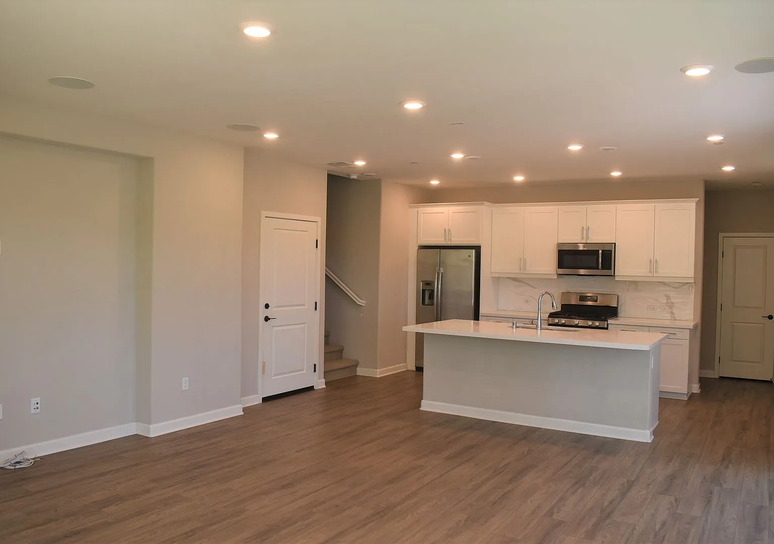 3 Bedroom 3.5 Bath 3 Story Townhome with Loft- Skye Complex in Del Sur — Photo 2
