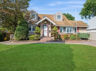 10 Nancy Ln, Hicksville, NY 11801