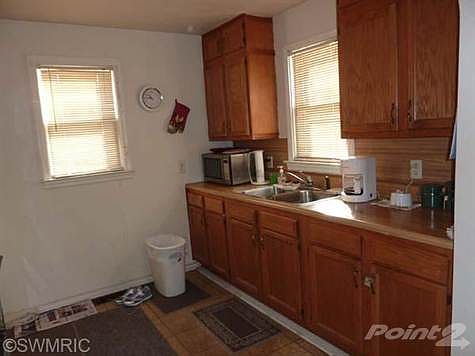 3rd image of 915 W Grove St