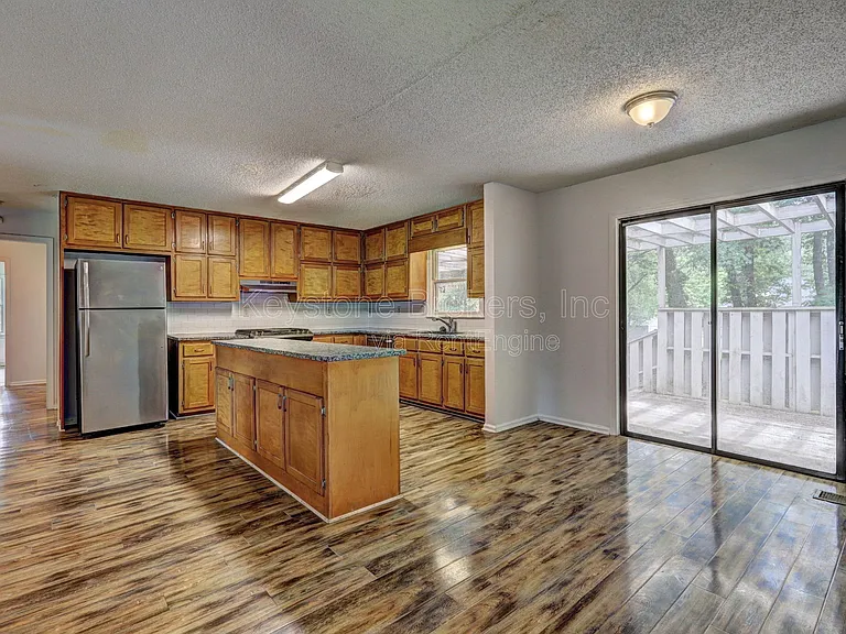 212 Clarkdell Dr — Photo 3