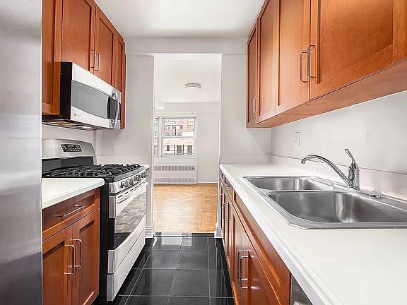 4th image of 225 E 70th St APT 2H