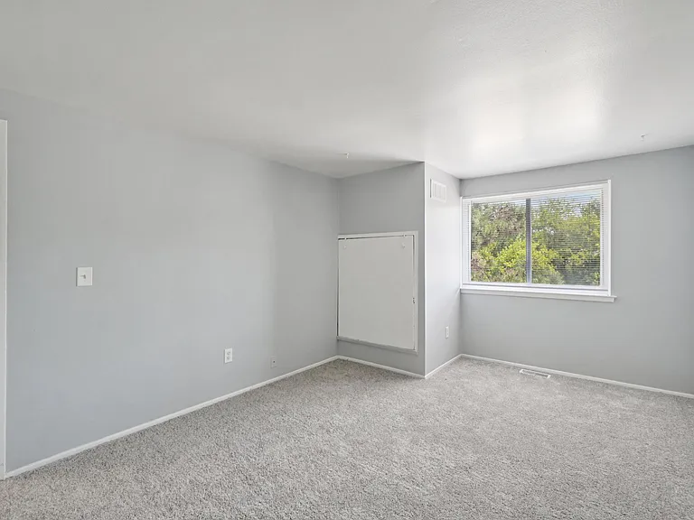 Creekside Apartments — Photo 7