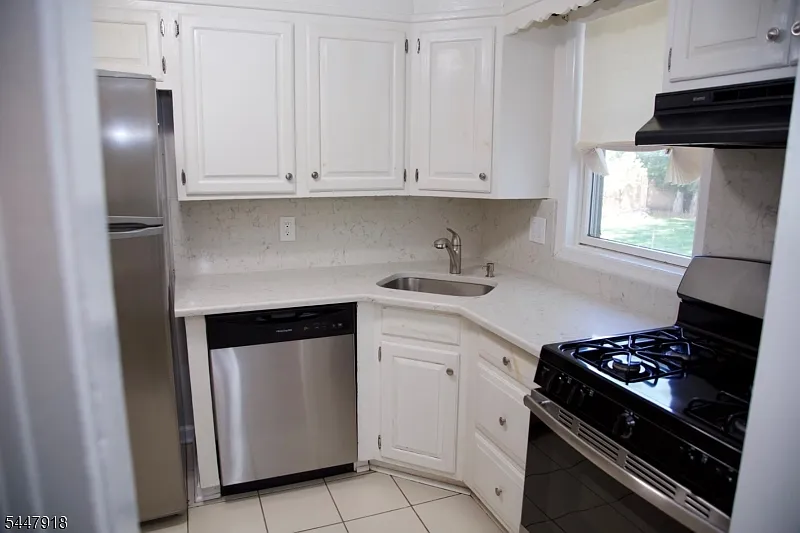 3 bed, 1.0 bath, $3,700 — Photo 3