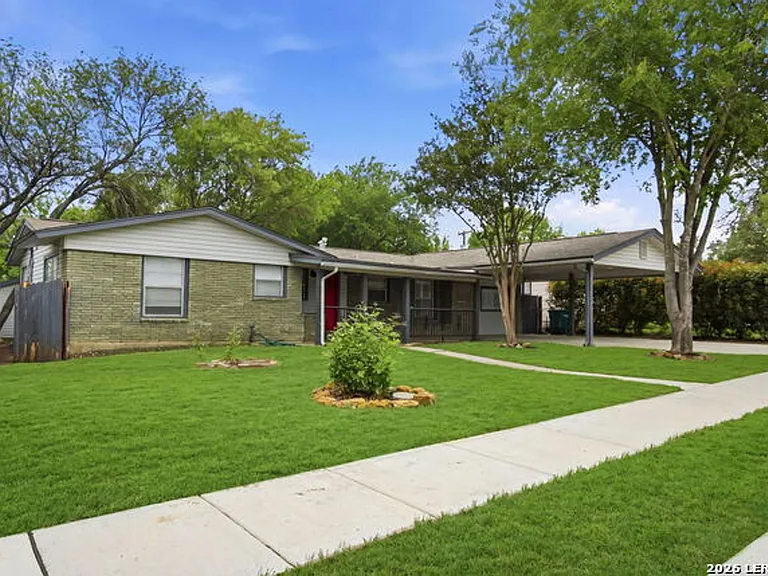 466 Sandalwood Ln — Photo 3