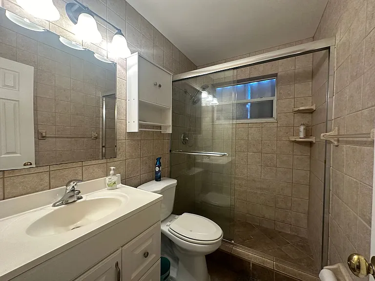 740 NE 37th St — Photo 25