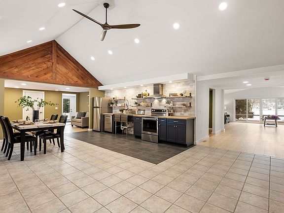 5th image of 241 Mashapaug Rd