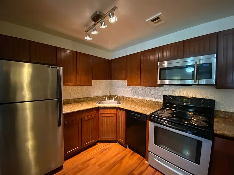 1 and 2 Bedrooms Great Location with Community Pool and Onsite Laundry! 1/2 of Mile from U of A — Photo 32