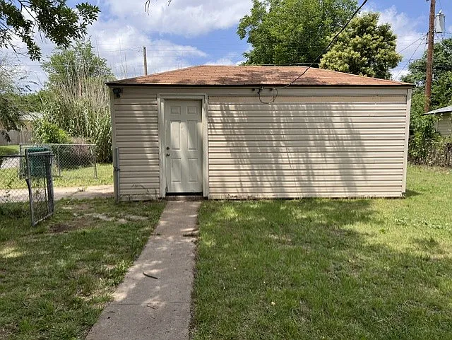 3045 Pioneer Ave — Photo 2