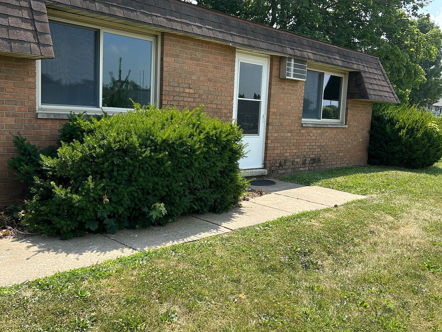 EXTERIOR COMING FROM SIDE OFF STREET PARKING