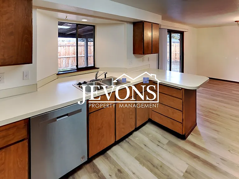 1202 S 39th Ave — Photo 4
