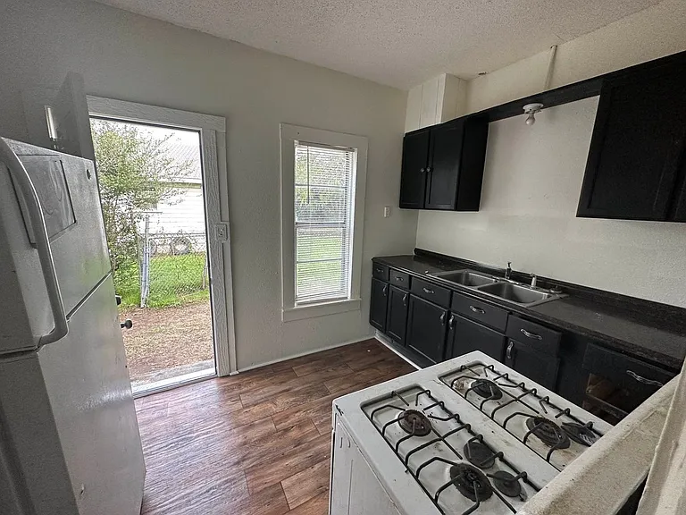 1221 Taylor St — Photo 2