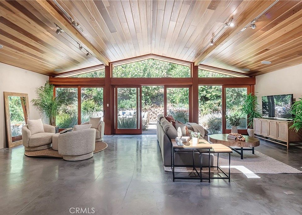 1st image of 2 Chuckwagon Rd