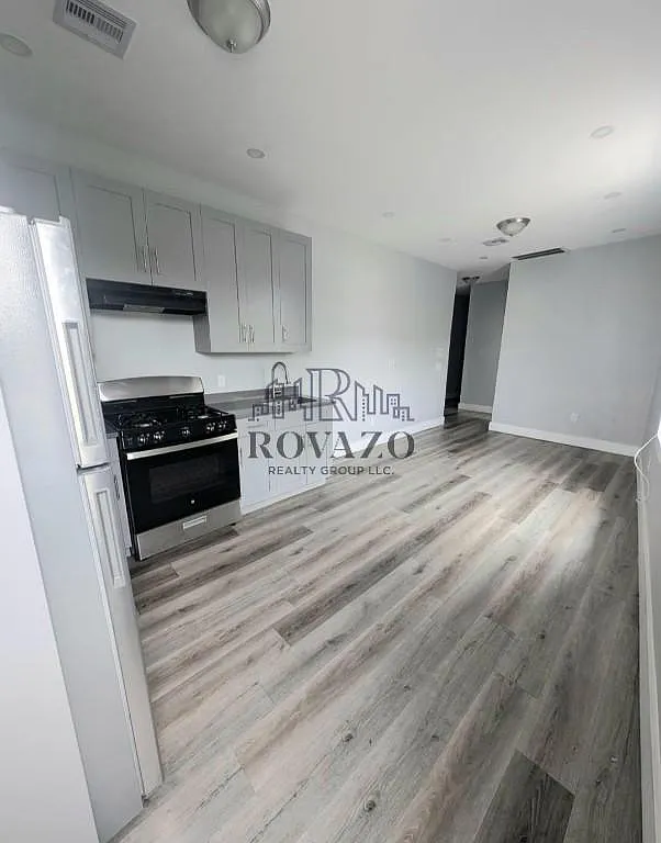 4 bed, 900 sqft, $2,450 — Photo 1