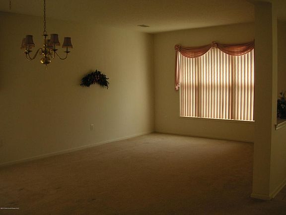 3rd image of 31 Amberwinds Ct