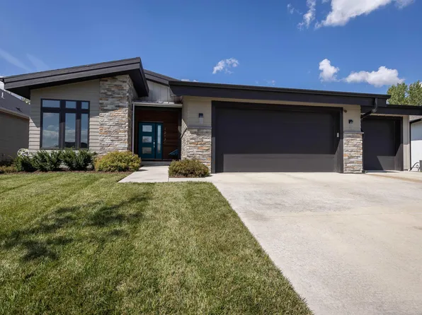 1217 Juniper Ln, Lawrence, KS 66049