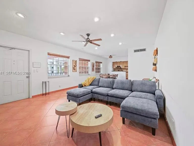 2424 NE 9th St #307 — Photo 3