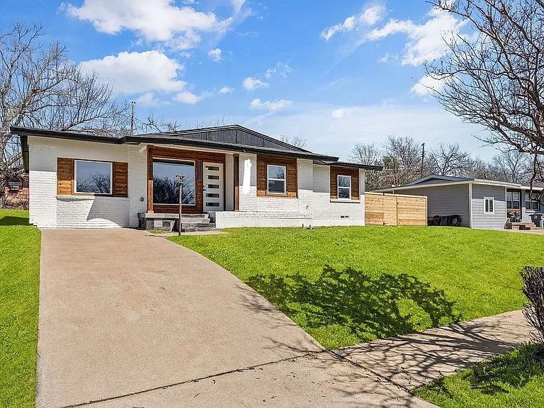 1219 Adelaide Dr — Photo 1