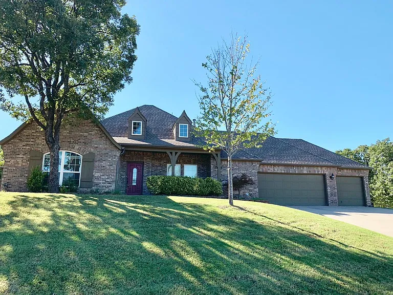 2674 Woodstone Dr — Photo 2