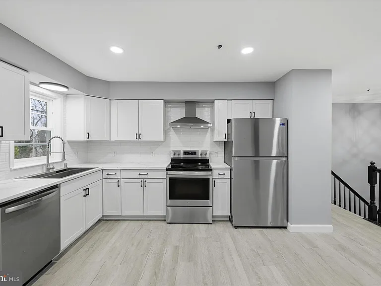 6915 Adel St — Photo 11