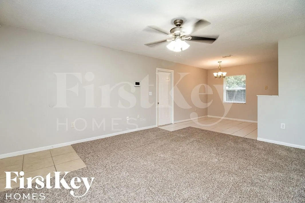 3 bed, 2.0 bath, 1040 sqft, $1,760 — Photo 2