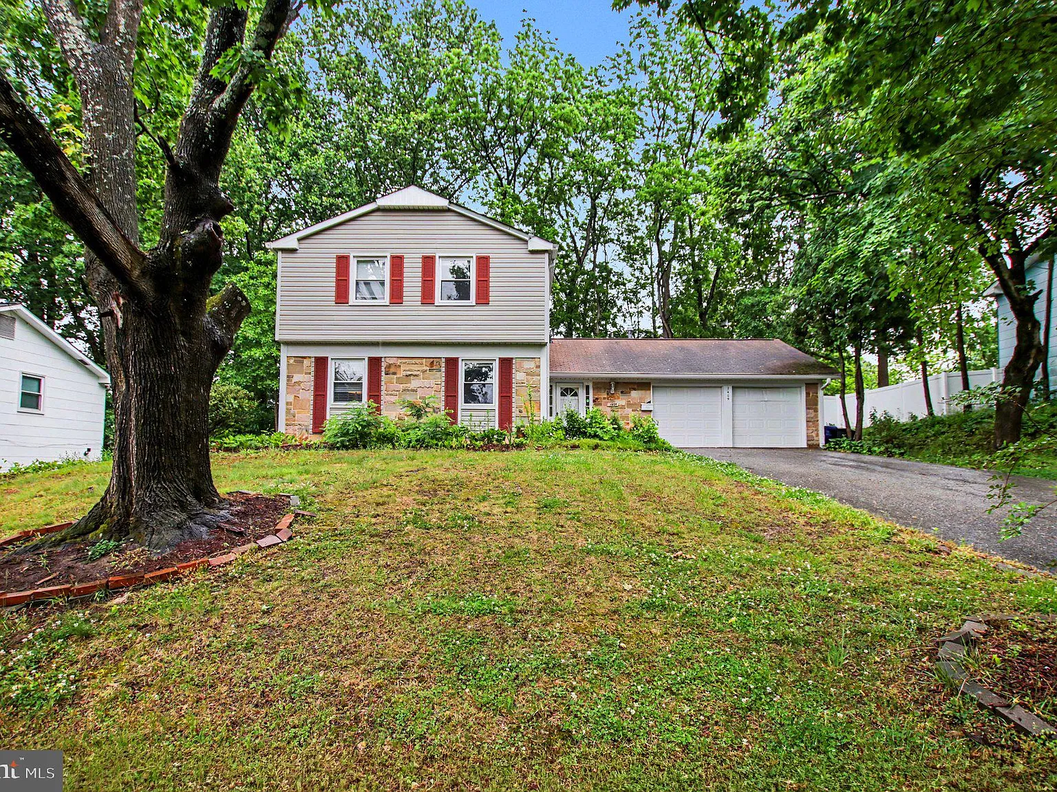 4 bed, 2.5 bath, 2115 sqft, $3,400 — Photo 2