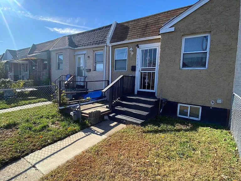 1018 Burnside Rd — Photo 1