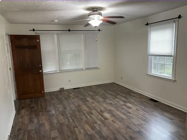 3 bed, 1100 sqft, $1,200 — Photo 2