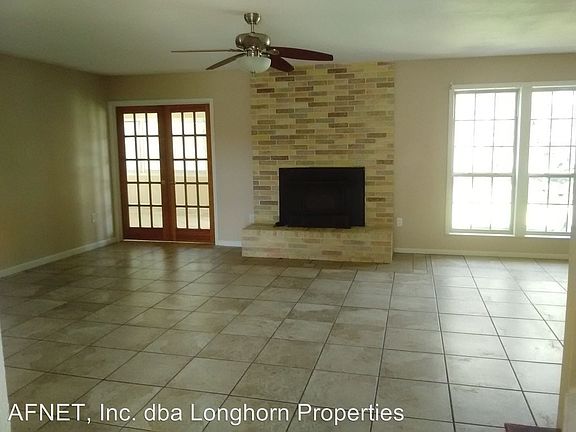 3rd image of 3201 Pecan Cove Dr