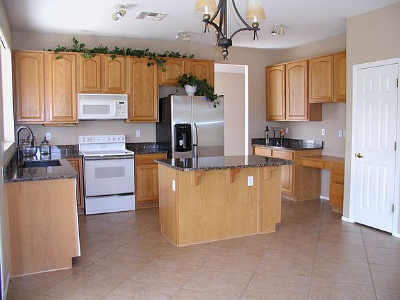 Spacious Kitchen w/Granite Countertops & Full Walk-in Pantry