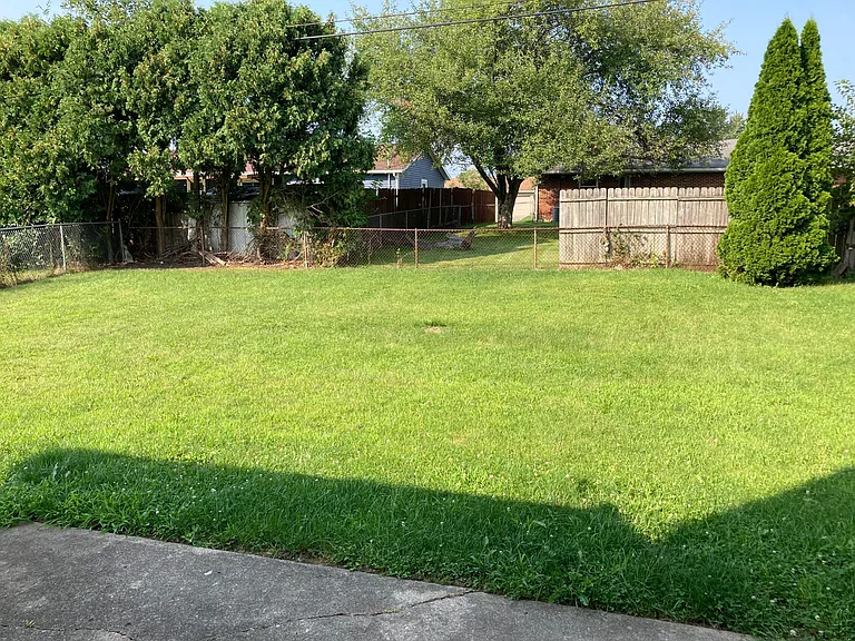 1121 Cambridge Ct — Photo 9