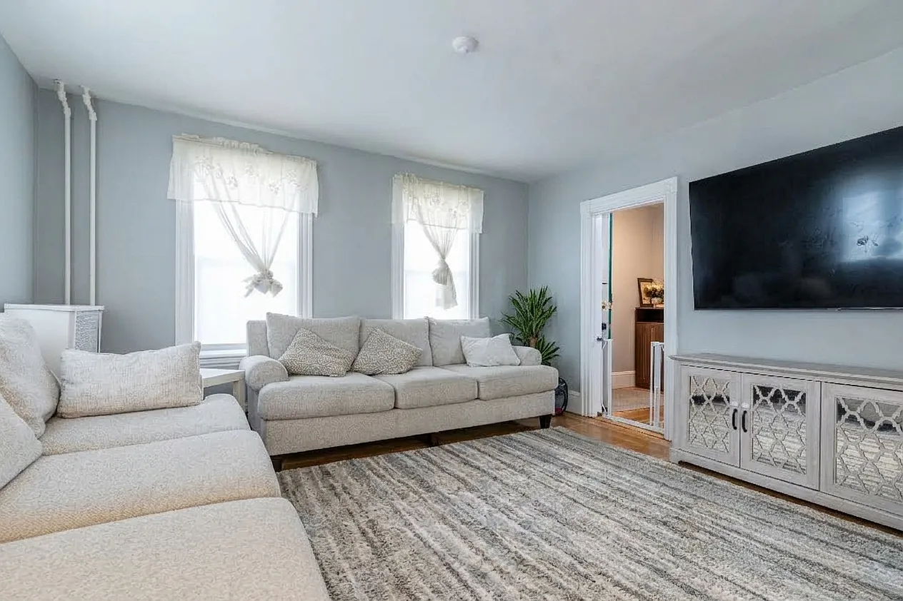 4 bed, 2300 sqft, $4,000 — Photo 3
