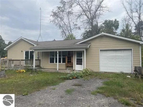 206 Harland Dr, Harrison, MI 48625