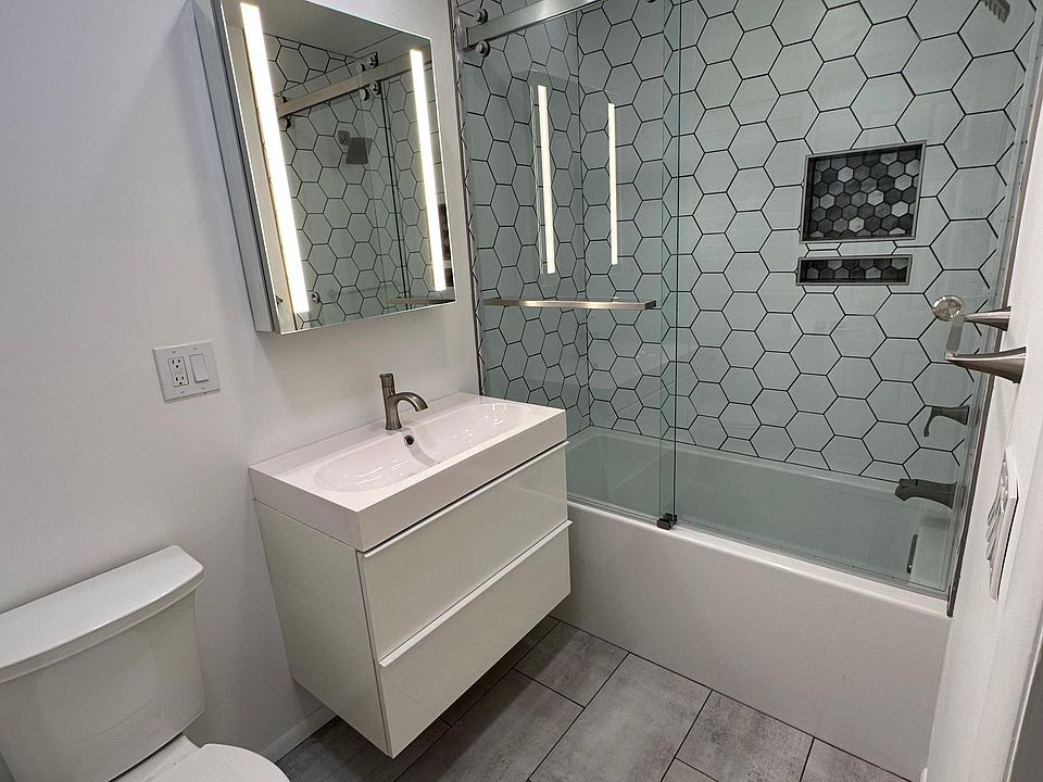 1st image of 1119 N Poinsettia Pl #A