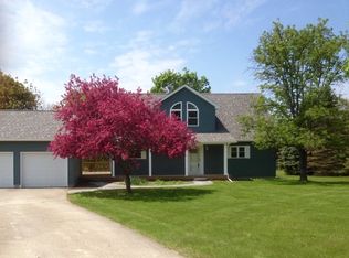 8475 Bella View Dr, Fenton, MI 48430