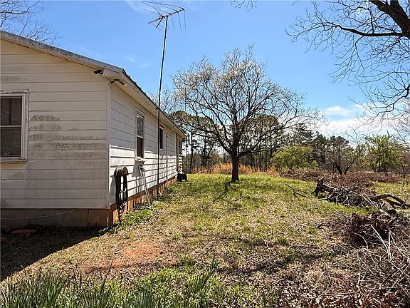 4th image of 140 Davis Hill Rd