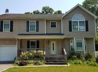 8 Flores Ln, Middle Island, NY 11953