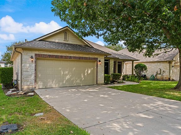 3rd image of 302 Brazos Dr