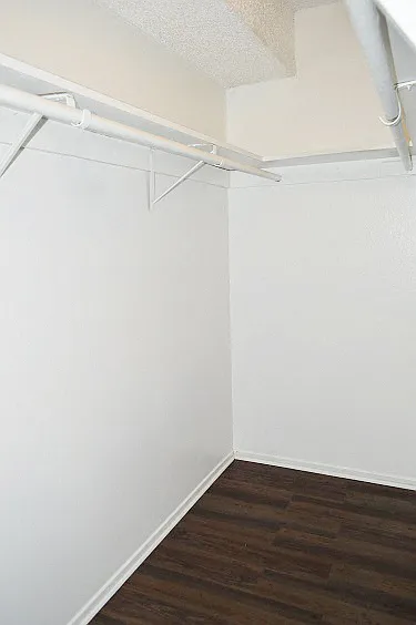 Los Feliz Summit Apartments — Photo 8