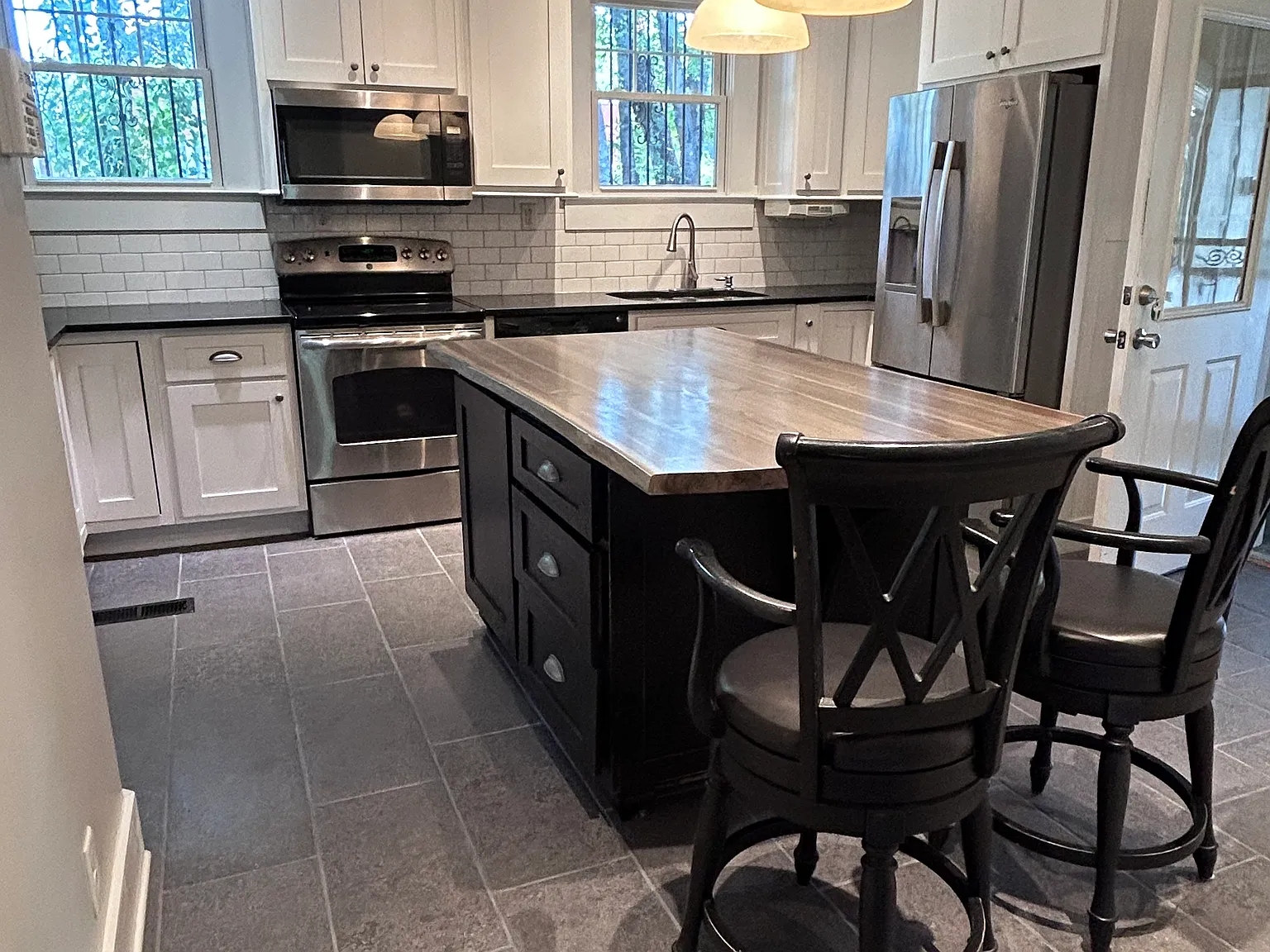 3 bed, 2400 sqft, $2,150 — Photo 4