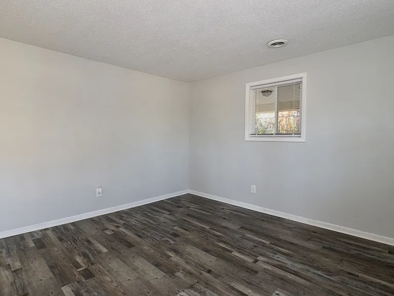524 Laverne Ave — Photo 6