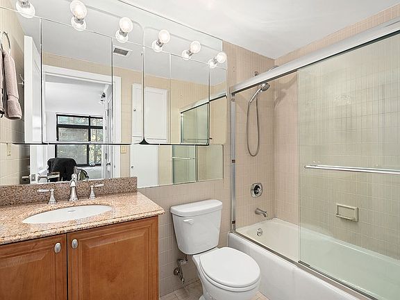 5th image of 400 E 70th St APT 206