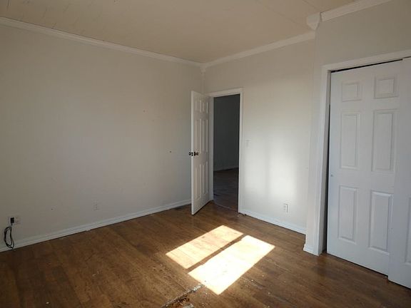 3rd image of 718 Merriam St