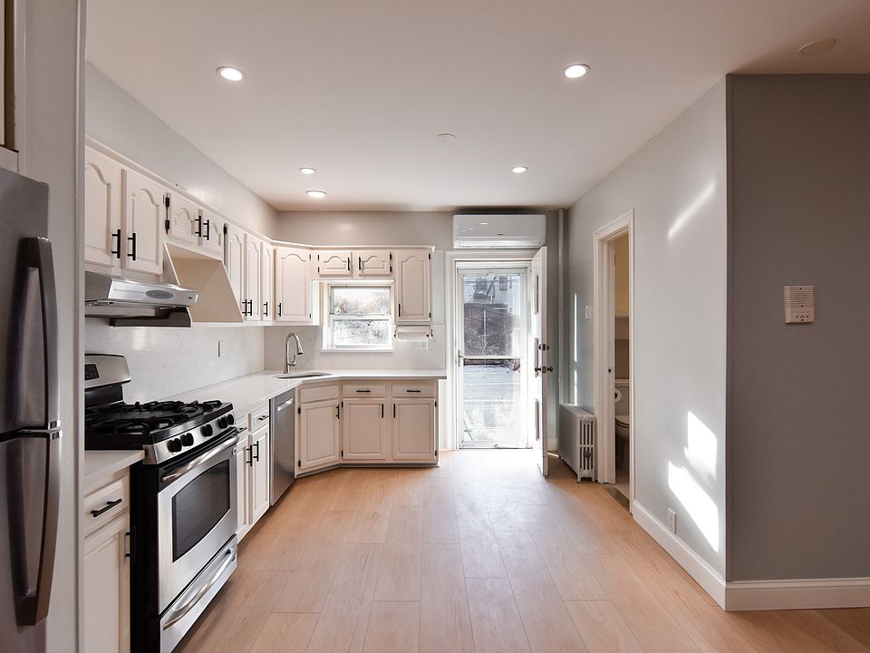 1st image of 287 Kingsland Ave Floor 1
