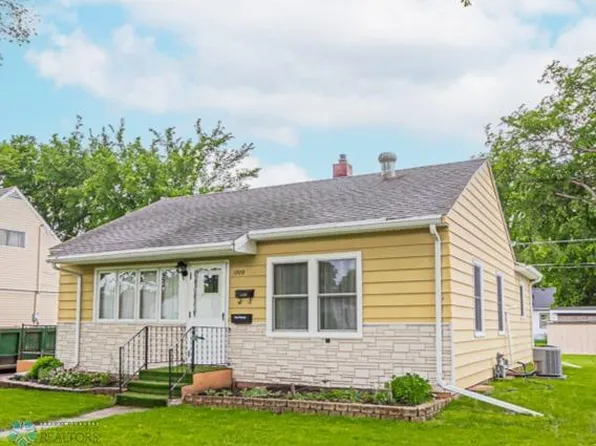 1009 18th St S, Fargo, ND 58103
