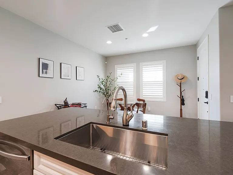 585 S Kroeger St — Photo 12