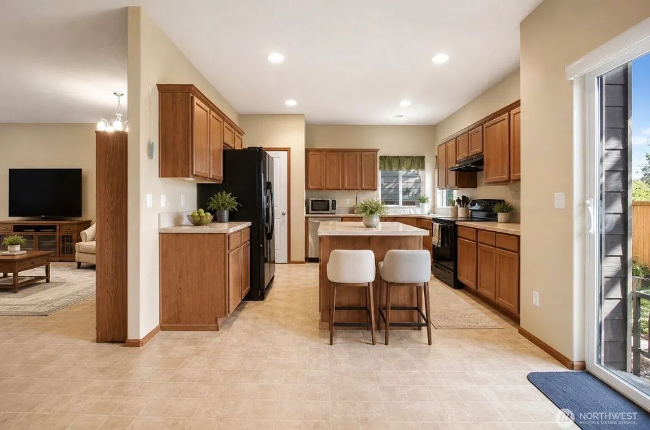 4 bed, 2.5 bath, 2057 sqft, $3,200 — Photo 4