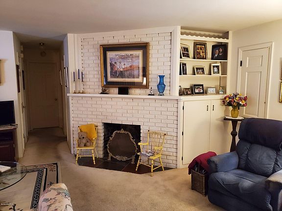 3rd image of 835 E Fennwood Cir